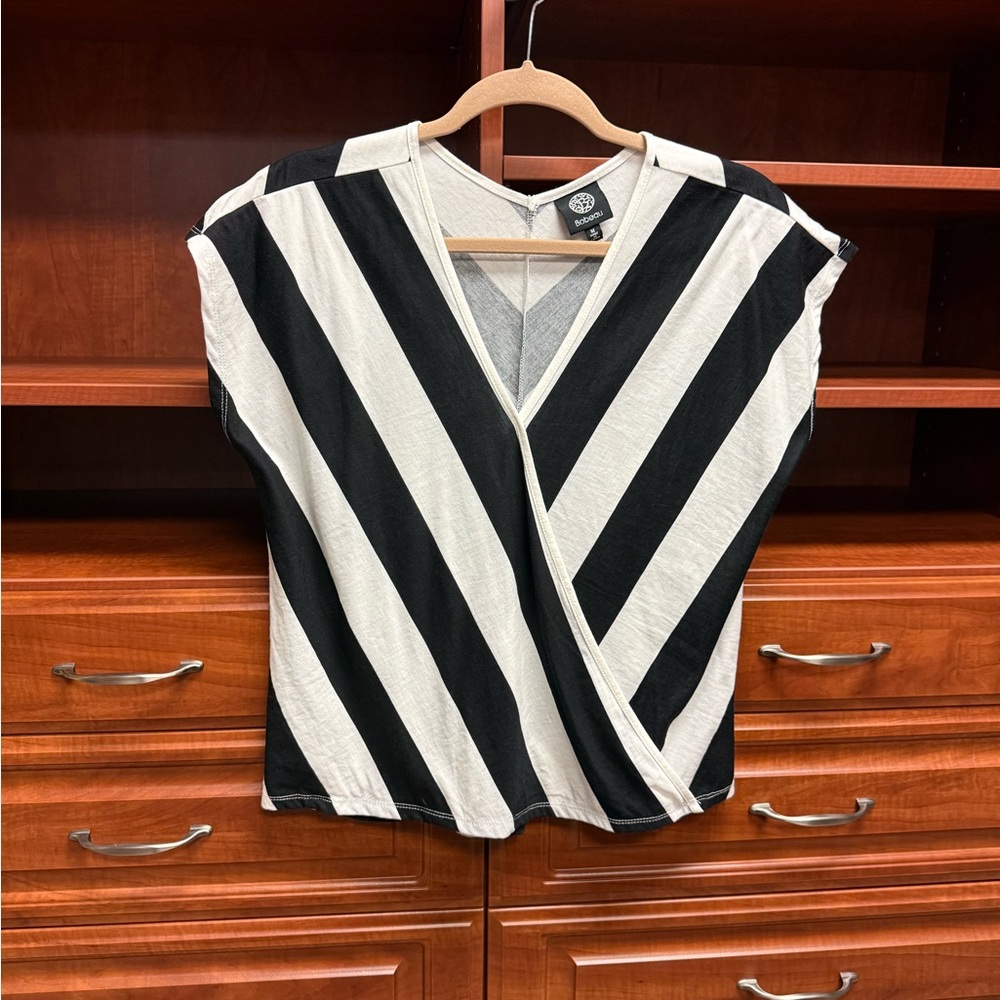 Like New Bobeau Black & White Top